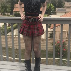 Summer Goth Outfits Skirt, Punk Outfits Skirt, Alternative Skirt Outfits, Skirt Goth Outfit, Punk Skirt Outfit, Black Plaid Skirt Outfit, Egirl Skirt, Punk Summer Outfits, Goth Summer Outfits