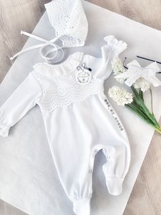 Newborn hospital set Baby hospital outfit Baby bodysuits by BabyAynur on Etsy Baby First Outfit, Newborn Hospital Outfits, Baby Hospital Outfit, Girl Coming Home Outfit, Neutral Baby Clothes, Hospital Outfit, Newborn Hospital, Newborn Baby Hats, Girls Coming Home Outfit