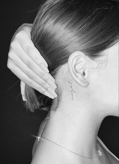 Word Neck Tattoos, Back Ear Tattoo, Behind Ear Tattoos, Side Neck Tattoo, Hidden Tattoos, Neck Tattoos Women, Writing Tattoos, Petite Tattoos, Inspiration Tattoos