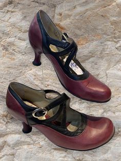 Stylish John Fluevog Mary Jane Pumps !...classic Fluevog Heel ! Nice purple black combo in v.g. Condition....size 8.5 ..E U 39  Made in Portugal ... John Fluevog, Mary Jane Pumps, Black Pumps, Purple And Black, Mary Janes, Violet, Pumps, Women Shoes, Heels