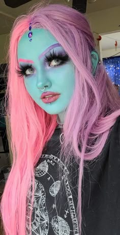 Space Makeup Alien, Intergalactic Costumes, Cute Alien Makeup, Alien Makeup Halloween, Alien Aesthetic Outfit, Ishoku Hada, Alien Makeup Looks