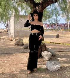 Black Jaripeo Outfits, Goth Vaquera, Black Vaquera Outfit, All Black Cowgirl Outfit, Black Cowgirl Outfit, Flare Pants Outfits, Outfit Vaqueros, Jaripeo Outfits