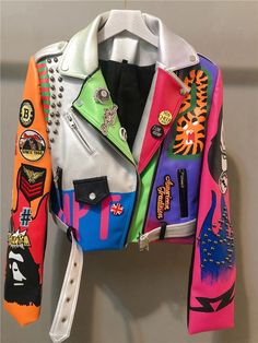 Bright Shorts, Street Jacket, Top Clothes, Diy Vetement, Studded Jacket, Pu Leather Jacket, Style Rock, Graffiti Designs, Leather Biker Jacket