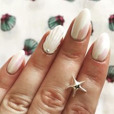 White Beach Nails, Nails Seashell, Nails Pearl, Seashell Nails, Nails Oval, Nails Inspired, Nagellack Trends, Fall October, Hacks Beauty