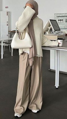 Travelling Hijab Outfit, Aesthetic Halal Outfits, Hijab Fashion Modest, Modest Outfit Casual, Monochrome Hijab Outfit, Cute Hijabi Outfits Dresses, Hijabi Minimalist Style, Hijabi Everyday Outfits, Hijabi Smart Outfits