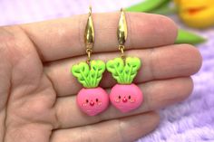 A pair of hypoallergenic earrings with a cute radish, the colors are very vibrant and its face is so kawaii. I myself am very reactive to all kinds of materials and I have spent a large part of my life suffering from looking pretty or limiting myself to wearing boring earrings. Until I found stainless steel and started making my own earrings. Other people who are also allergic asked me to make some of my models for them and that's how I realized how many people suffer this in silence, so I make So Kawaii, How Many People, Hypoallergenic Earrings, How To Make Earrings, How To Look Pretty, Jewelry Earrings Dangle, Etsy Earrings, Porter, Dangle Drop Earrings