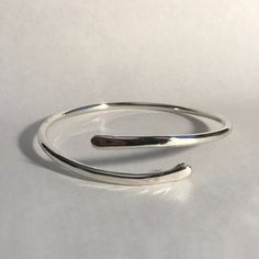 Simple Silver Bangle, Hand Made Silver Jewelry, Bangles Jewelry Designs Silver, Silver Bangle Bracelets Unique, Chunky Silver Jewellery, Pretty Jewelry Necklaces, Bangle Silver, Fancy Jewellery Designs, Silver Bangle Bracelet