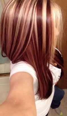 Hair Ideas Colour, Chunky Red And Blonde Highlights, Strip Hair, Red Streaks In Blonde Hair, Red Hair With Blonde, Hair Dye Ideas For Blondes, Red Streaks, Color Rubio