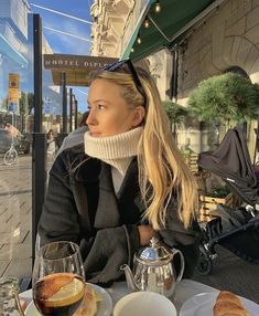 September Instagram Pictures, Italy Winter Aesthetic Outfit, Europe Picture Ideas Winter, Fall Photo Inspo Instagram, Dress Outfits Black, Going Out Outfits Summer, Maxi Dress Outfits, Summer Outfits Vacation, Instagram Outfit Ideas