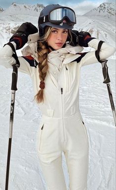 Woman Ski Outfit, After Ski Outfit, Ski Hairstyle, Photo Ski, Ski Outfits For Women, Mode Au Ski, Ski Trip Outfit, Ski Outfits, Site Sign