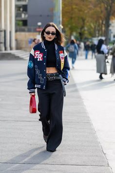 Varsity Cardigan Outfit, Women Varsity Jacket, Letterman Jacket Ideas, Letterman Jacket Outfit, Varsity Outfit, High School Bully, Varsity Jacket Style, School Bully, Varsity Jacket Outfit