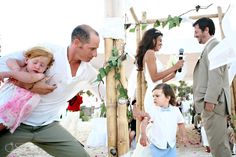 Best Wedding Photobombs - Del Sol Photography Funny Selfie, Photos Funny, Funny Wedding Photos, Wedding Guest List, Photographs Ideas, Wedding Memorial, Wedding Advice, Wedding With Kids, Best Wedding Photographers