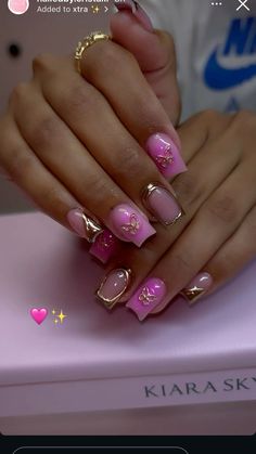 Pretty Short Square Nails, Birthday Nail Set Short, Short Pink And Gold Nails, Classy Birthday Nails Short, Shorties Nails Color Pink, Pink And Gold Short Nails, Pink And Gold Birthday Nails, Pink And Gold Chrome Nails, Pink Nails Inspo Short