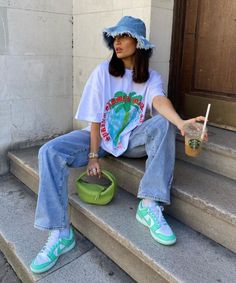 Jean Bucket Hat Outfit, Denim Bucket Hat Outfit, Glow Outfits, Bucket Hat Outfit, Boyish Outfits, Hat Outfit, Daily Fashion Inspiration