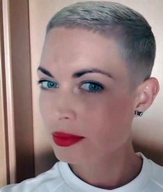 Women Buzzcut, Cool Short Hair Styles, Cool Short Hair, Short Haircuts Ideas, Buzzed Hair Women, Super Short Haircuts, Chemo Hair, Buzzed Hair, Buzz Cuts