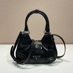 Prada Aesthetic, Prada Purse, Bag Painting, Bag Ysl, Bags Prada, Prada Top, Bag Prada, Clubbing Outfits, Painted Tote