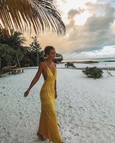 Yellow Maxi Dress Summer, Trendy Beach Coverups, Chic Beach Outfit, Bali Outfit, Cancun Outfits, Tulum Outfits, Beach Wedding Outfit, Beach Outfit Ideas, Beach Party Outfits