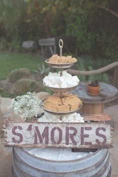 there is a sign that says s'mores on it and some cookies in the middle