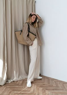 Casual light White And Beige Outfit Summer, Trousers With Shirt Women, Beige And White Striped Shirt Outfit, Oversized Striped Shirt Outfit Women, Brown Striped Button Up Outfit, White And Brown Striped Shirt Outfit, Causal Trousers Outfit, Beige Oversized T Shirt Outfit, Light Brown And White Outfit