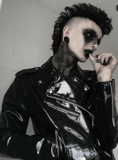 Masc Alt Makeup, Short Deathhawk, Male Goth Makeup, Punk Makeup Men, Goth Boy Makeup, Alternative Outfits Men, Punk Mohawk, Punk Rock Aesthetic, Aesthetic Reference