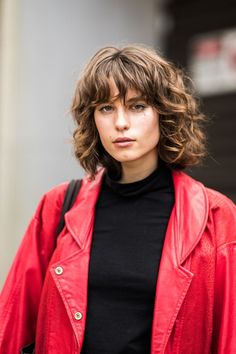 Cortes De Cabello, Wavy Bob Hairstyles, Curly Hair Styles Easy, Cut Her Hair, Shot Hair Styles, Short Wavy Hair, Curly Hair With Bangs, Curly Hair Cuts