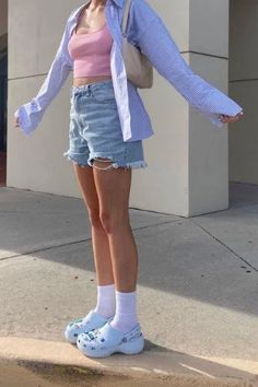 Cute Outfits With Crocs, Outfits To Wear With Crocs, How To Wear Crocs, Outfits With Crocs, How To Style Crocs, Croc Outfits, Women Crocs, Styling Crocs, Crocs Outfit