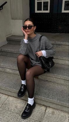 Knit Tights Outfit, Black Tennis Shoes Outfit, Winter Rainy Day, Fall Inspo Outfits, Rainy Day Outfit Ideas, Rainy Day Style, Rainy Day Outfits, Rainy Day Fashion, Day Outfits