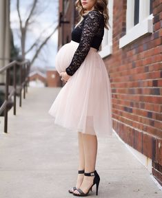 #maternity #tutu #maternitytutu #maternityskirt #mommytobe #mom #lacetop #opentoeheels Christmas Maternity Outfits, Pregnant Party Dress, Outfit Rosa, Cute Maternity Shirts, Nursing Maxi Dress, Tulle Skirts Outfit, Cute Maternity Dresses, Pink Tulle Skirt, Maternity Outfit