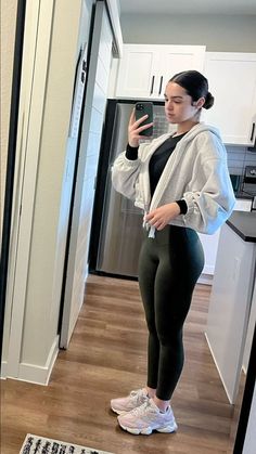 Workout Outfits With Leggings, New Balance Leggings Outfit, Women Jogging Outfit, New Balance Gym Outfit, New Balances Outfits Ideas, Cute Legging Outfits Summer, Sport Leggings Outfit, Casual Outfits Leggings, Outfits Para Gym