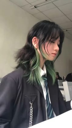 Aesthetic Hair Highlights Korean, Dyed Hair With Natural Roots, Hair Dye Ideas Solid Color, Brown Hair Dip Dye, Hair Dye Inspiration Brunettes, Short Dip Dye Hair, Underhair Dye Purple, Outfits For Green Hair, Minimal Hair Dye Ideas