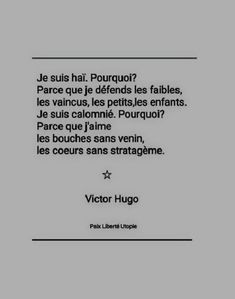 a quote written in french on a gray background