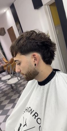 Straight Haircut Men Short Hair, Low Burst Fade V Cut, Brown Highlights On Black Hair Men, Flow Mullet, Low Taper Mullet, Fade Bajo, Low Burst Fade, Mullet Ideas, Corte Mullet