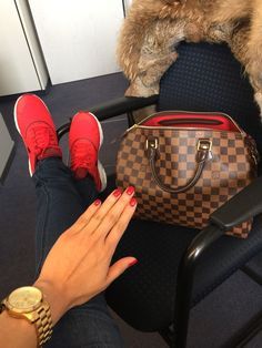 Artsy Louis Vuitton, Botas Outfit, Jourdan Sloane, Vintage Louis Vuitton Handbags, Women Louis Vuitton, Louis Vuitton Store