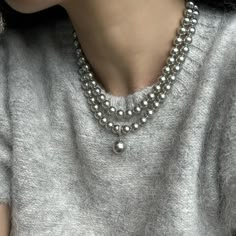 Luxury Sterling Silver Pearl Necklace Classic Style, Multistrand Pearl Necklace, Luxury Gray Pearl Necklace As Gift, Silver Beads Necklace, Beaded Layered Necklace, How To Wear Pearls With Jeans, Pearl Necklace Outfit How To Wear, Outfits With Pearl Necklace Casual, Long Pearl Necklace Outfit