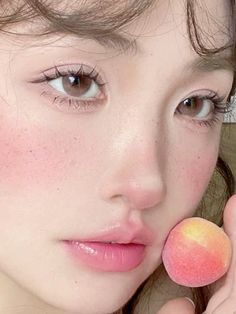 makeup look Soft Peach Makeup Look, Peach Douyin Makeup, Peachy Pink Makeup, Apricot Makeup, Peach Makeup Look, Peachy Makeup, Playlist Pics, Kpop Makeup, Aesthetic Spotify