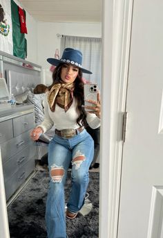 Diy Rodeo Outfits For Women, Western Fringe Jacket Outfit, Women Rodeo Outfit Ideas, Dark Brown Cowboy Boots Outfit, Western Classy Outfits, Cute Western Fall Outfits, Western Women Outfits, Ranchero Outfits Women, Classy Western Outfits