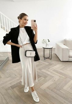 White Satin Skirt, Rok Outfit, Casual Date Night Outfit, Midi Skirt Outfit, Elegante Casual, Satin Midi Skirt, Looks Street Style