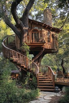 a tree house built into the side of a large tree