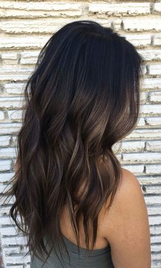 Mechas para el cabello, mechas para morenas, mechas para rubias, mechas cabello largo, mechas cabello corto, mechas californianas, mechas tiger eye, ombre hair, mechas balayage, mechas cabello negro, megras cabello castaño, mechas caramelo, mechas babylights, hair strands, brunettes for brunettes, wicks for blondes, wicks long hair, wicks short hair, wicks alifornian #mechascabello #mechasbalayage #mechascabellolargo #mechascabellocorto Subtle Balayage Brunette, Chocolate Hair, Balayage Hair Dark, Brown Hair Balayage, Long Dark Hair, Brown Highlights, Balayage Brunette, Hair Color Balayage