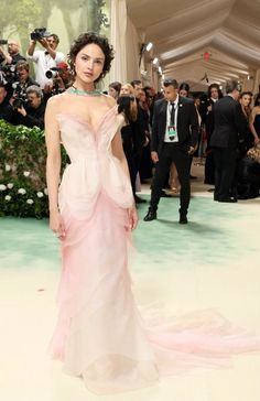 Eiza González - MET Gala 2024 White Wedding Gown, Dress Scarf, Celebrity Wedding Dresses, Fancy Fashion, Runway Fashion Couture, White Wedding Gowns, Celebrity Wedding