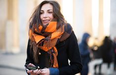 How to Tie Your Scarf Like a Parisian French Women Style, Stylish Scarves, Scarf Women Fashion, Street Style Paris