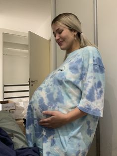 Baby Hospital Pictures, Cute Pregnancy Pictures, Couple Pregnancy Photoshoot, Maternity Photoshoot Outfits, Pregnancy Hormones, Pretty Pregnant, Maternity Pajamas, Being Pregnant, Mommy Goals