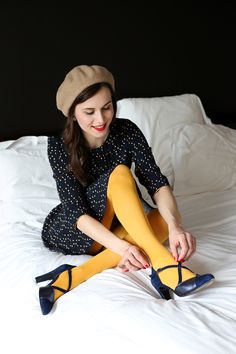 Blog-mode-And-The-City-Lifestyle-Une-Journee-en-Dim-01 Fun Tights For Women, Yellow Tights, Tights And Heels, Grunge Look