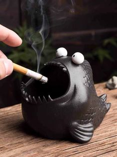 Add some whimsy to your workspace with this Black Big-Eyed Strange Fish Ceramic Ashtray. Use it to hold your cigarettes (or snacks) and bring a smile to your face with its quirky design. A unique desktop decoration that's sure to catch the eye (and maybe a few laughs)! 3d Tiskárna, Fish Ceramic, Ape Monkey, Ceramic Ashtray, Sculpture Art Clay, Tanah Liat, Keramik Design, Pottery Crafts, Ceramics Pottery Art