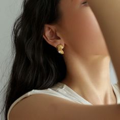 Metal: 18K Recycled Gold Plated On Brass/Recycled Sterling Silver Plated On Brass Pearl: Artificial pearls Earrings Length: 20mm Single Weight: 5.5g Sliver Earrings, Conch Pearl, Pearls Earrings, Earrings Metal, Enamel Earrings, Recycled Gold, Metal Earrings, Recycled Sterling Silver, Conch