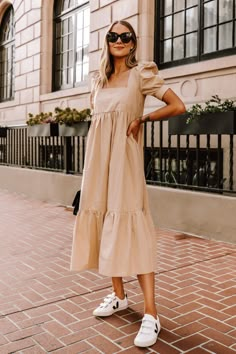 Casual Beige Dress, Dresses Sneakers Outfit, Beige Casual Dress, Beige Maxi Dress Outfit, Sneaker Dress Outfits Women, Summer Dress Outfits For Work, Summer Maxi Dress Outfit Casual, Sneaker Summer Outfit, Sneaker And Dress Outfit