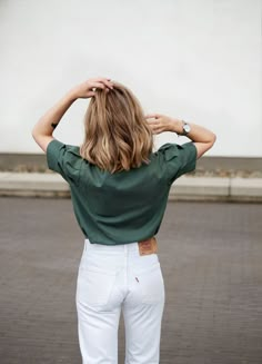 High-waisted white denim. #style Fii Puternic, Brittany Bathgate, Mode Tips, Look Retro, Blazer Outfit, Brown Blonde Hair, Style Women, Looks Style, Mode Inspiration