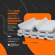 an advertisement with three pieces of white foam stacked on top of each other in spanish