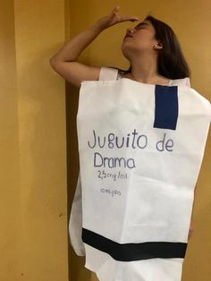 a woman holding up a bag with the words juquito de dama on it