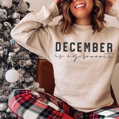 Womens Cricut Shirt Ideas, Holiday Cricut Projects To Sell, Holiday Shirts Vinyl, Winter Shirt Ideas, Christmas Hoodies Design, Christmas Shirt Ideas Vinyl, Christmas T Shirt Ideas